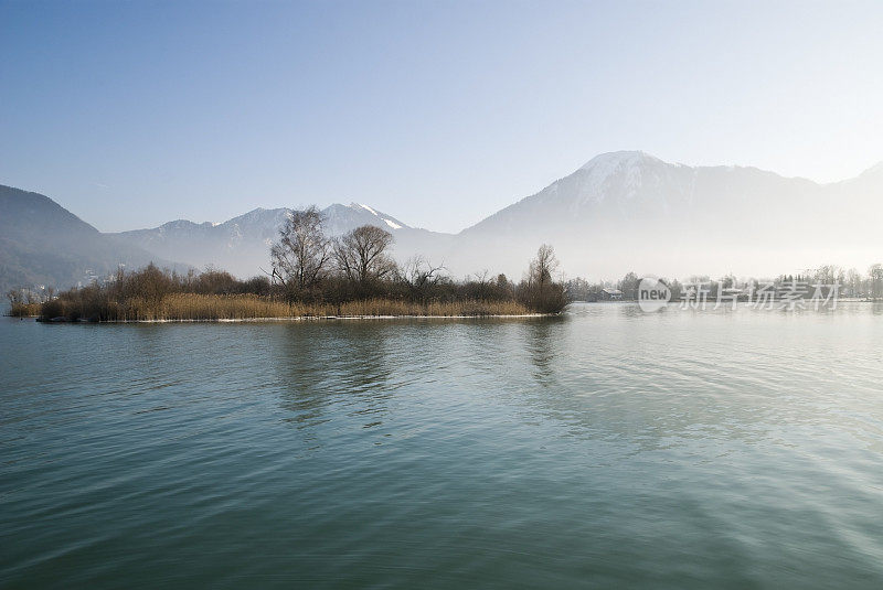 泰根泽在冬天被寒冷的天气- Vogelinsel am Ringsee